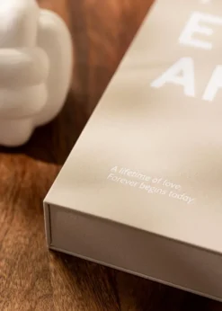 KAILA HAPPILY EVER AFTERCreme - Coffee Table Photo Album (60 Svarta Sidor)